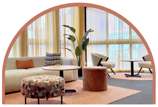 Hotelllobbyn på Kom hotel. Trevligt inredd i varma toner med soffor och fåtöljer