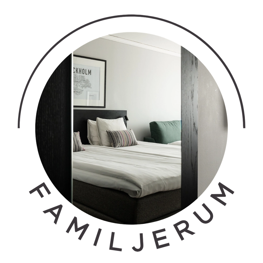 Bilden visar ett familjerum på Kom Hotel i Stockholm. Rummet går i gröna toner och har en dubbelsäng och en bäddsoffa. 