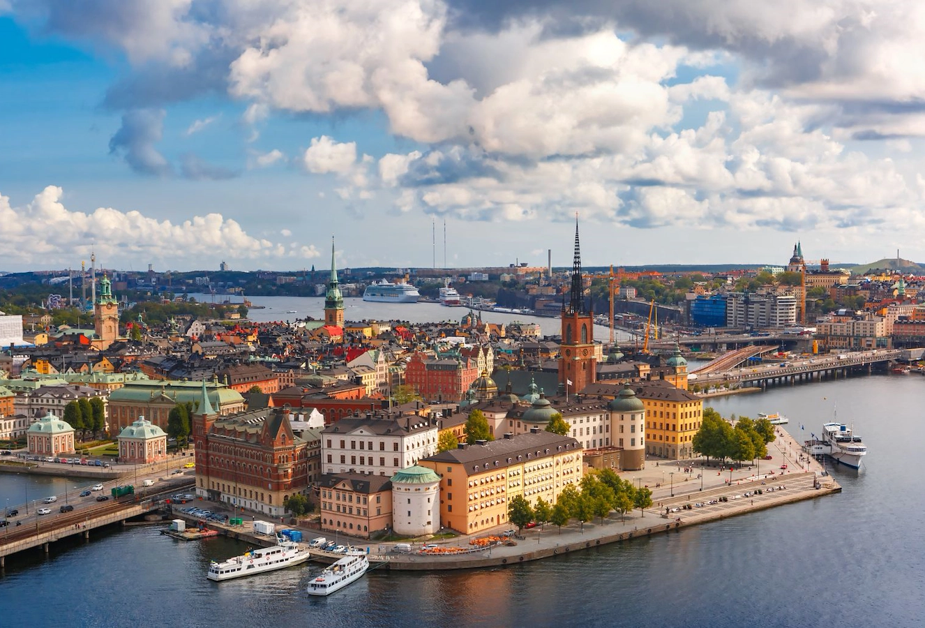 Gamla Stan och Stockholm sett från skyn en sommardag med blå himmel med fluffiga moln
