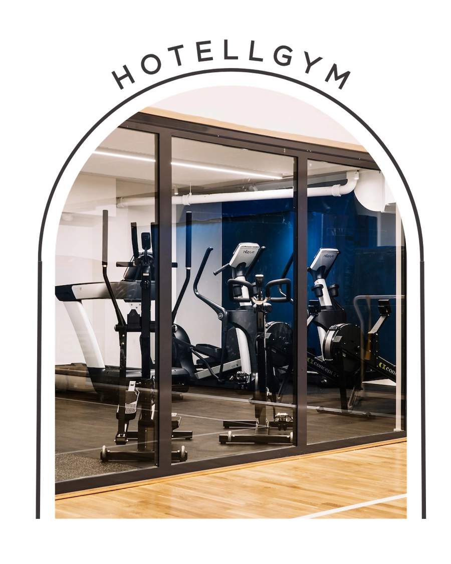Bilden visar Kom Hotels hotellgym med flertalet träningsmaskiner.