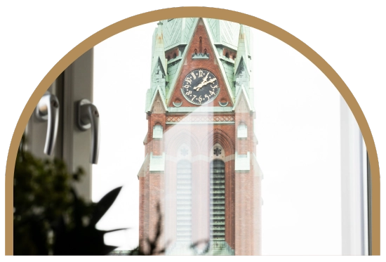 Utsikt från ett av fönstren på hotellet över kyrkan utanför Kom Hotel