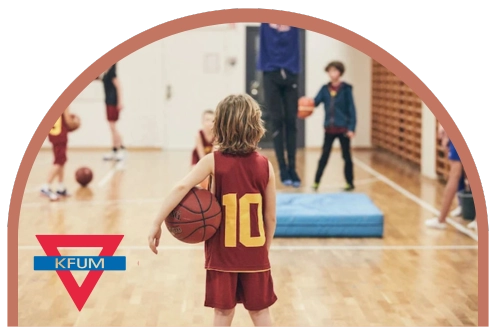 Bilden visar ett barn som står med ryggen vänd mot kameran i en idrottshall, under armen har han en basketboll. Detta symboliserar Kfums ägandeskap av Kom Hotel. Överskottet från hotellet går tillbaka till barn- och ungdomsverksamhet.