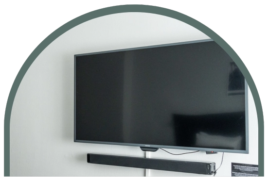 Bilden visar en TV med Soundbar