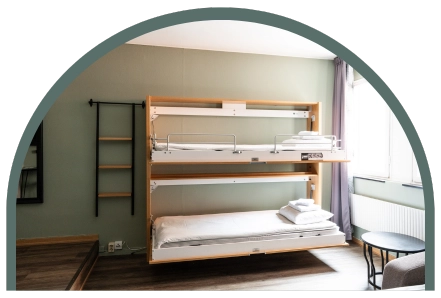 Bilden visar en våningssäng i ett grönt hotellrum