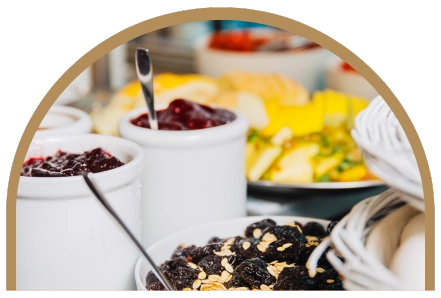Bild av Kom Hotels kalla frukostbuffé med bärkompott,m torkad frukt och frukt