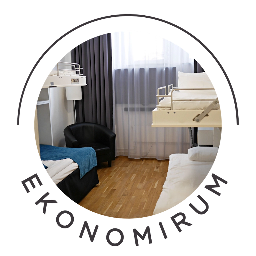 Bilden visar ett ekonomirum cabin på Kom Hotel i Stockholm. Rummet har trägolv och ett fönster, 2 våningssängar med totalt 4 bäddar och en fåtölj. Fönstret ramas in av gardiner. 