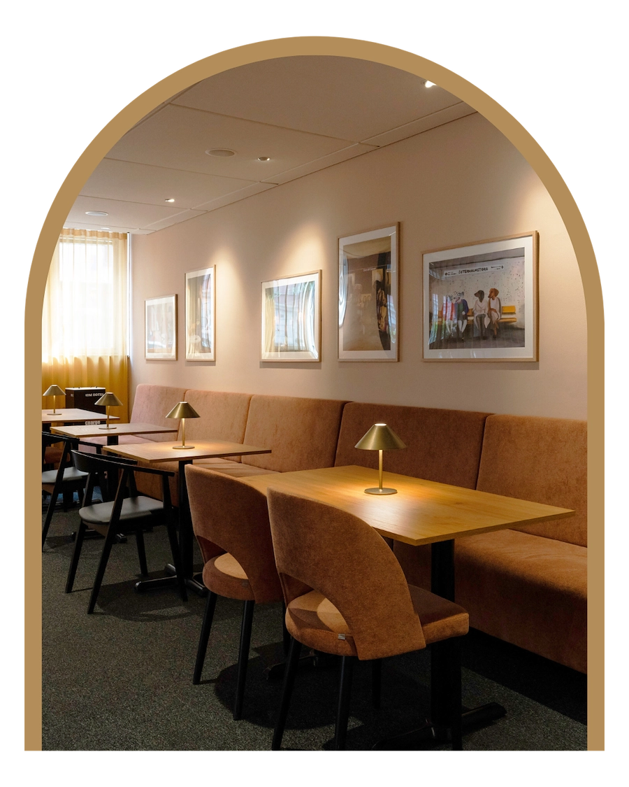 En bild från Kom Hotels Lobby. Här står stolar och bord och väggarna pryds av konst av Estelle Graf 