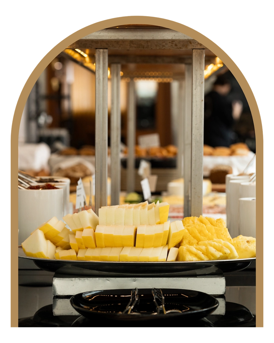 Bilden visar frukt, bland annat melon på frukostbuffé. 