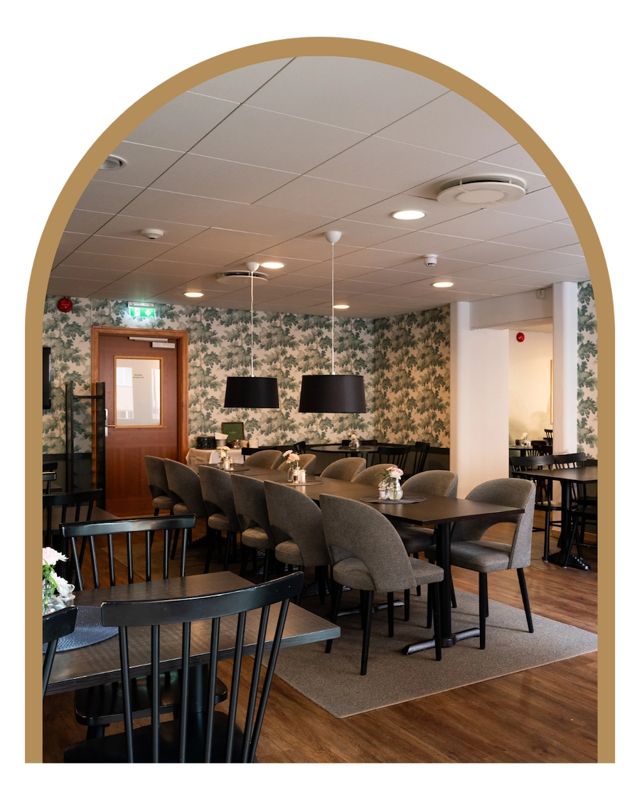 BIlden visar Kom Hotels frukostmatsal med platser att sitta vid olika bord. 