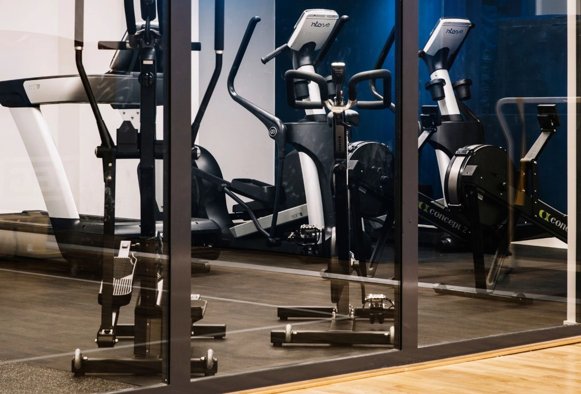 På bilden syns Kom Hotels hotellgym. Här finns träningsmaskiner.