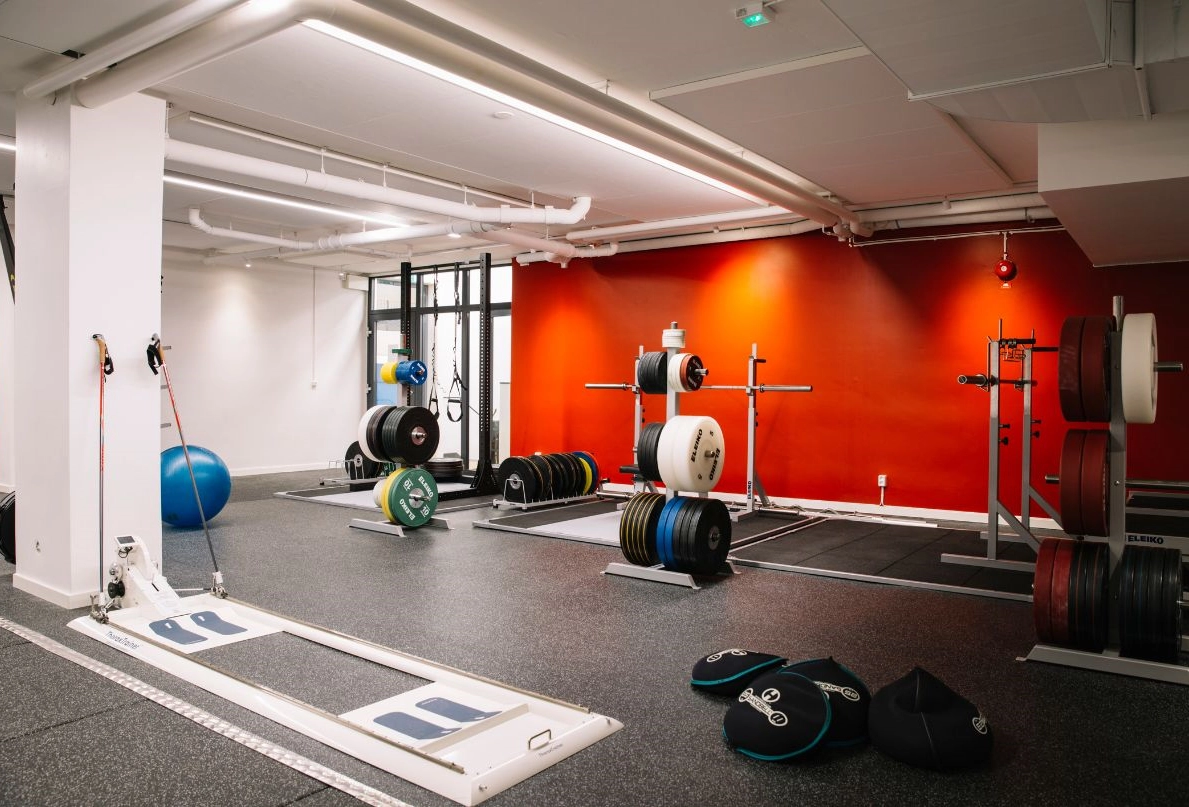 På bilden syns Kom Hotels hotellgym. Här finns träningsmaskiner, vikter och träningsverktyg.