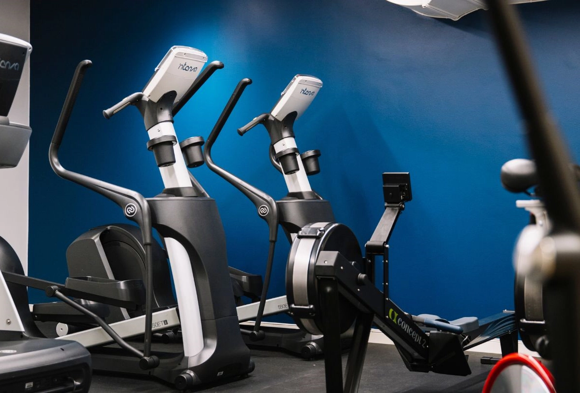 På bilden syns Kom Hotels hotellgym. Här finns träningsmaskiner.