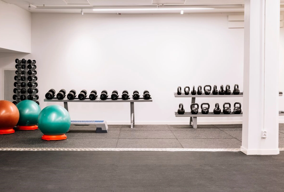 På bilden syns Kom Hotels hotellgym. Här syns pilatesbollar eller träningsbollar, vikter och träningsverktyg.
