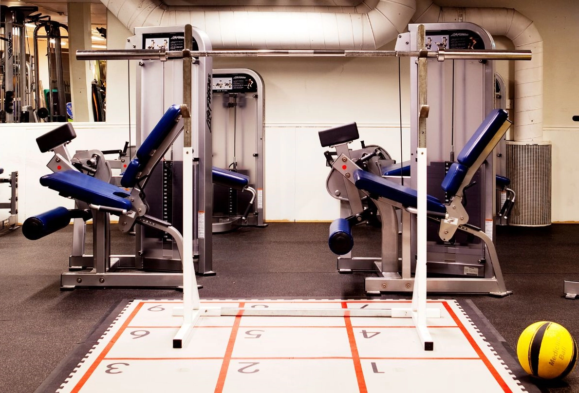 På bilden syns Kom Hotels hotellgym. Här finns träningsmaskiner, vikter och träningsverktyg.