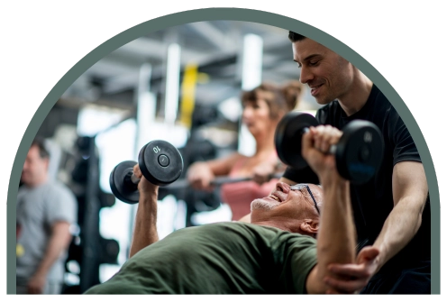 Bilden visar en personlig tränare (PT) som tränar med en kund i hotellgymmet.
