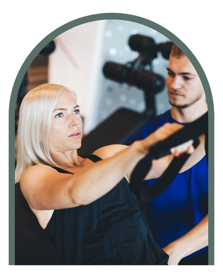 Bilden visar en personlig tränare (PT) som tränar med en kund i hotellgymmet.