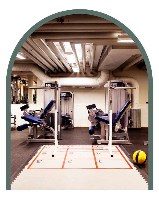 På bilden syns Kom Hotels hotellgym. Här finns träningsmaskiner, vikter och träningsverktyg.