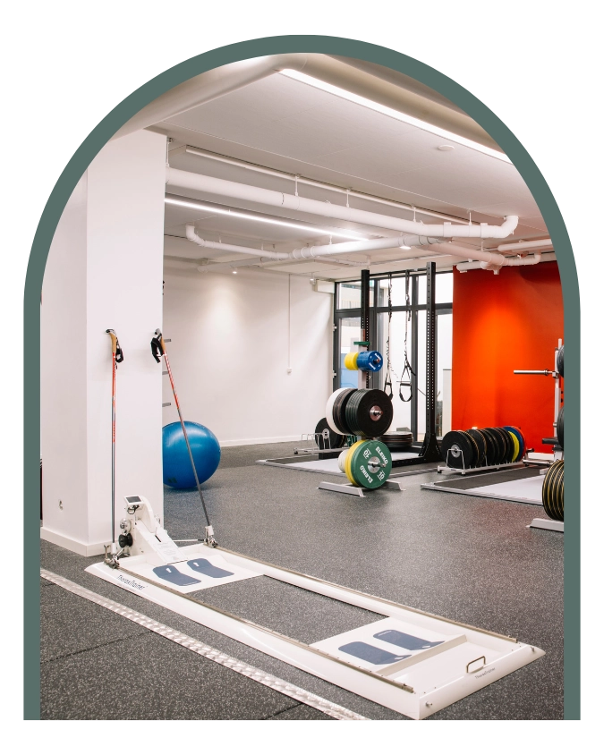 Bilden visar Kom Hotels hotellgym med flertalet träningsmaskiner.