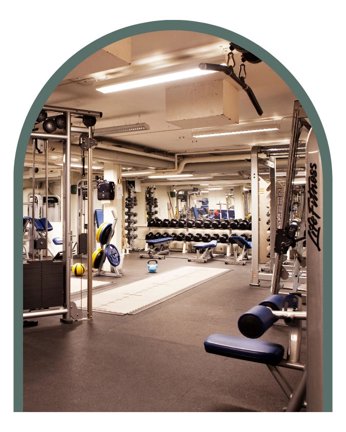 På bilden syns Kom Hotels hotellgym. Här finns träningsmaskiner, vikter och träningsverktyg.