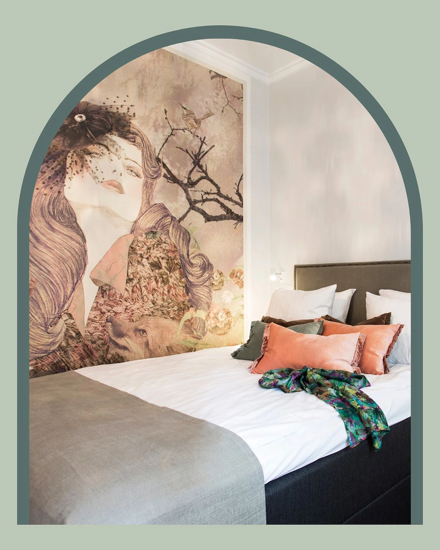 Bilden visar ett av Kom Hotels rum i konceptkorridoren med kvinnlig touch. Rummet går i mjuka färgnyanser och har en tapet med en illustration av en kvinna på väggen