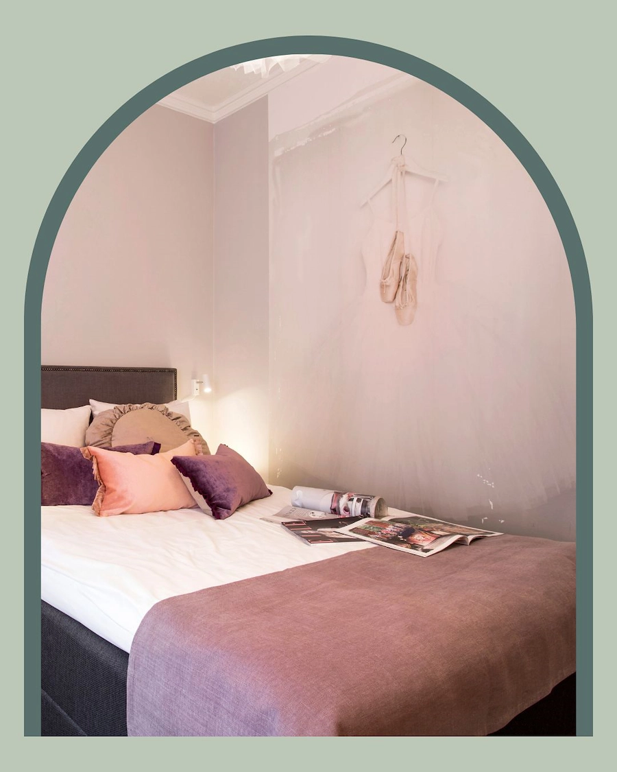 Bilden visar ett av Kom Hotels rum i konceptkorridoren med kvinnlig touch. Rummet går i kvinnligt mjuka färgnyanser och har kvinnliga detaljer så som tapet med balettskor.