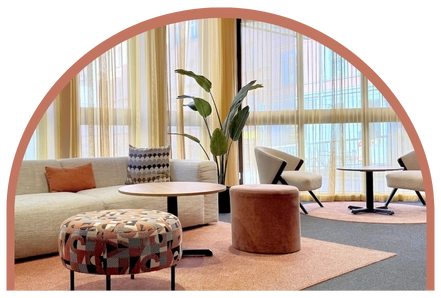 Bilkden visar Kom hotels lobby där färgerna går i varma toner. Här står soffor, bord och fåtöljer. 