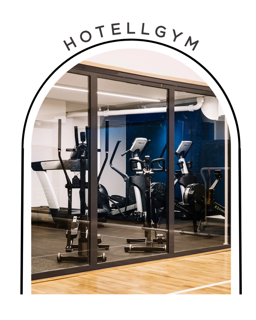 På bilden syns Kom Hotels hotellgym. Här finns träningsmaskiner, vikter och träningsverktyg.