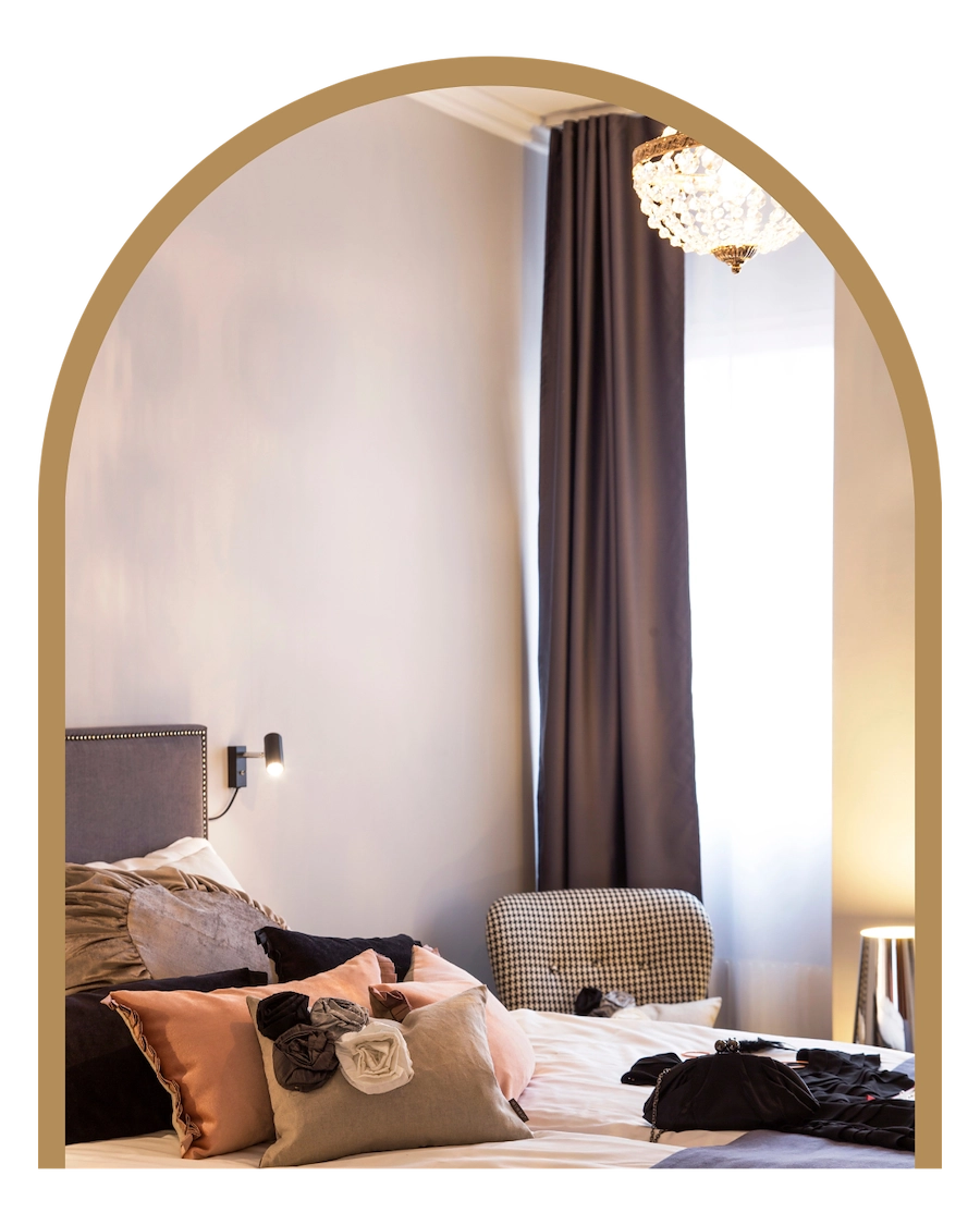 Bilden visar ett av Kom Hotels rum i konceptkorridoren med kvinnlig touch. Rummet går i kvinnligt mjuka färgnyanser och har kvinnliga detaljer 
