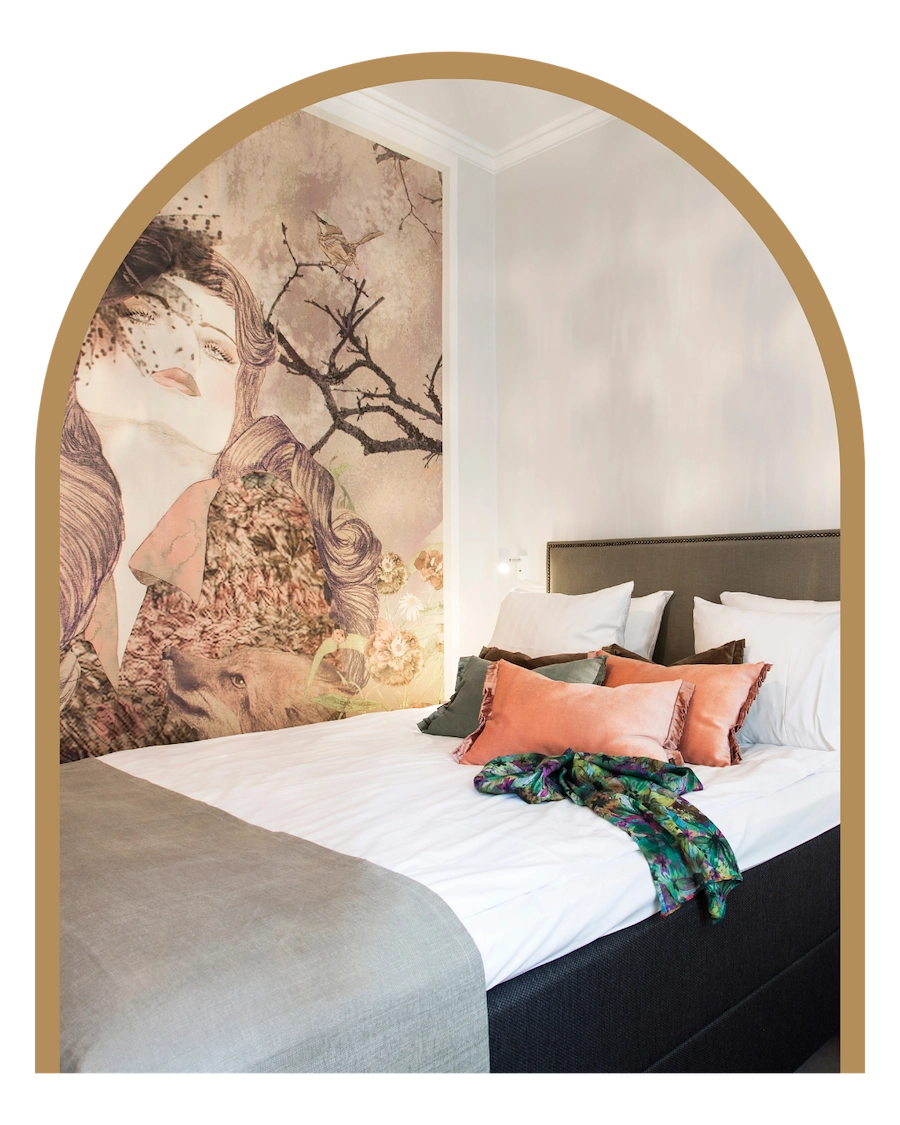 Bilden visar ett av Kom Hotels rum i konceptkorridoren med kvinnlig touch. Rummet går i mjuka färgnyanser och har en tapet med en illustration av en kvinna på väggen.