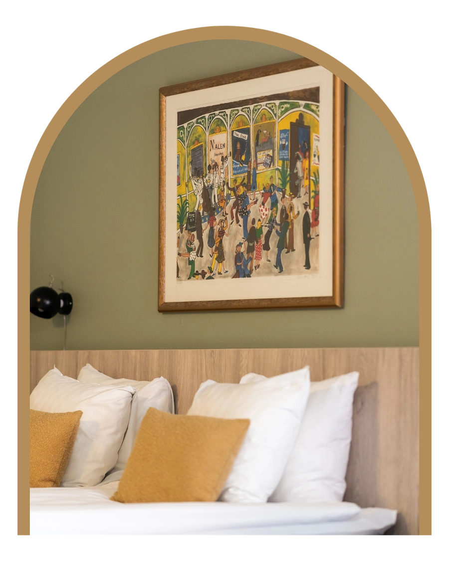 Ett grönt hotellrum på Kom Hotel vars väggar pryds av ett Stockholmsinspirerat konstverk av Marika Lang