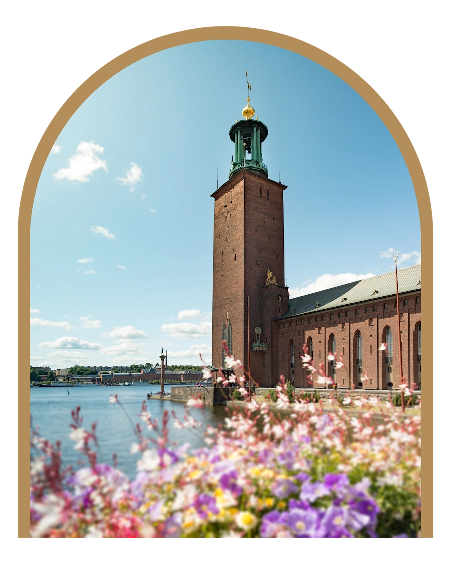 Stockholms Stadshus fotograferat med sommarblommor i förgrunden