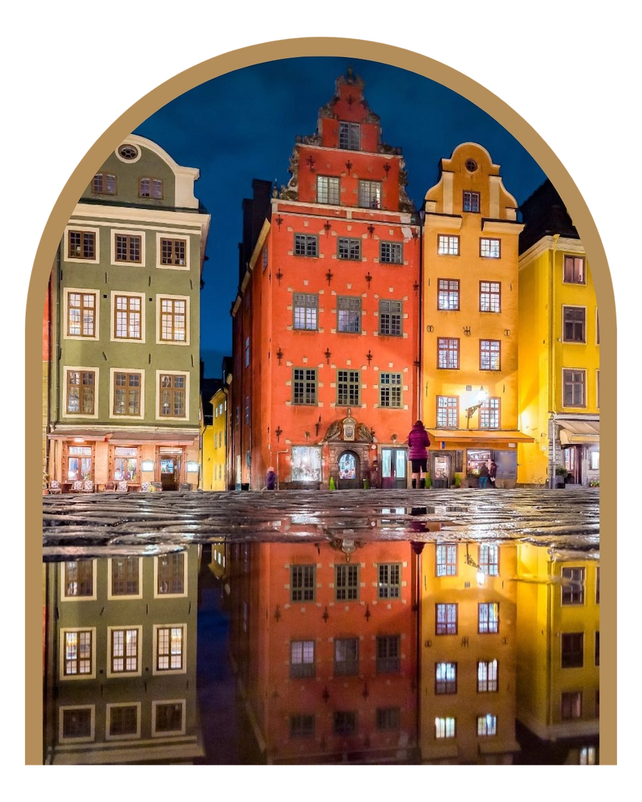 Gamla Stan med sina vackra byggnader i natten