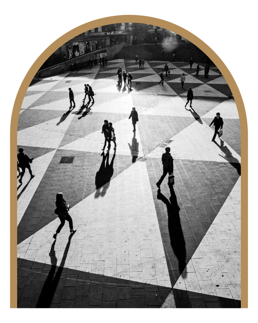 En svartvit bild av Sergels Torg