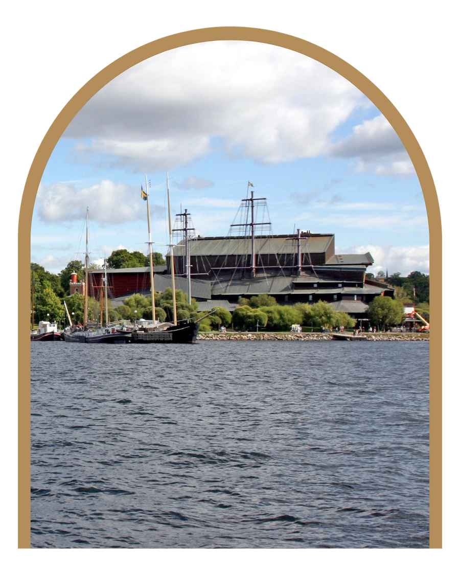 En bild tagen från vattnet av Vasa museet