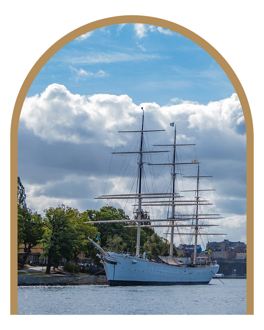 Ett Skepp som ligger vid Skeppsholmen i Stockholm en molnig sommardag