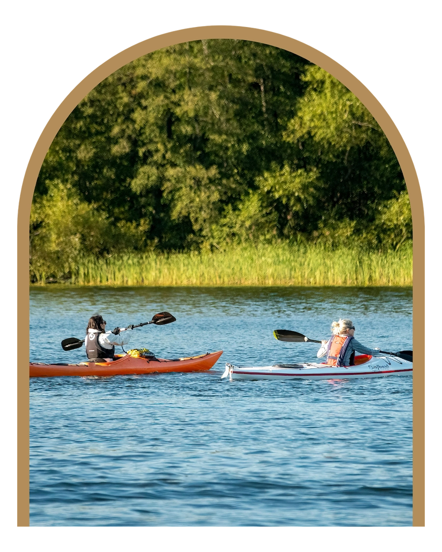 Två personer på kayaktur i naturen