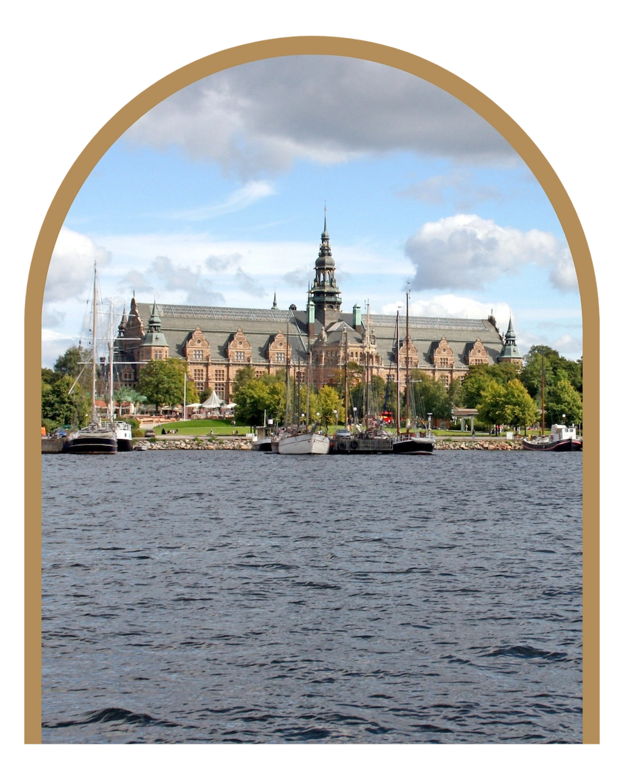 Nordiska Museet sett från vattnet en molnig sommardag