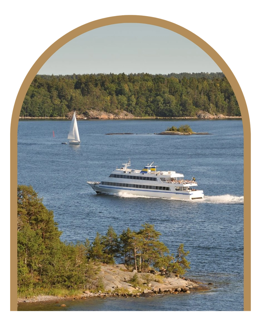 Bilden visar en Vaxholmsbåt på tur mellan kobbar och skär i Stockholms ytterskärgård
