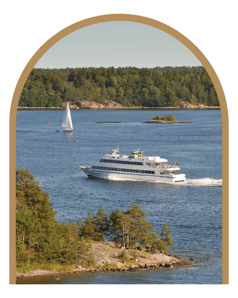 Bilden visar en båt som flyter mellan kobbar och skär i Stockholms ytterskärgård