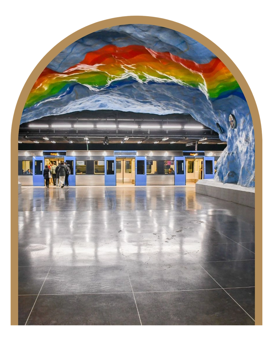 Stockholms tunnelbana - en enda lång konstutställning. Bilden föreställer konst i form av en regnbåge på en tunnelbanestation