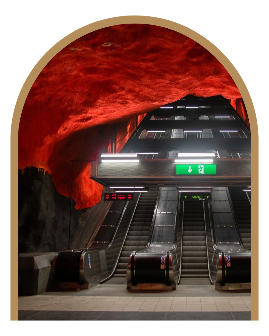 Stockholms tunnelbana - en enda lång konstutställning. Bilden föreställer konst i form av en regnbåge på en tunnelbanestation