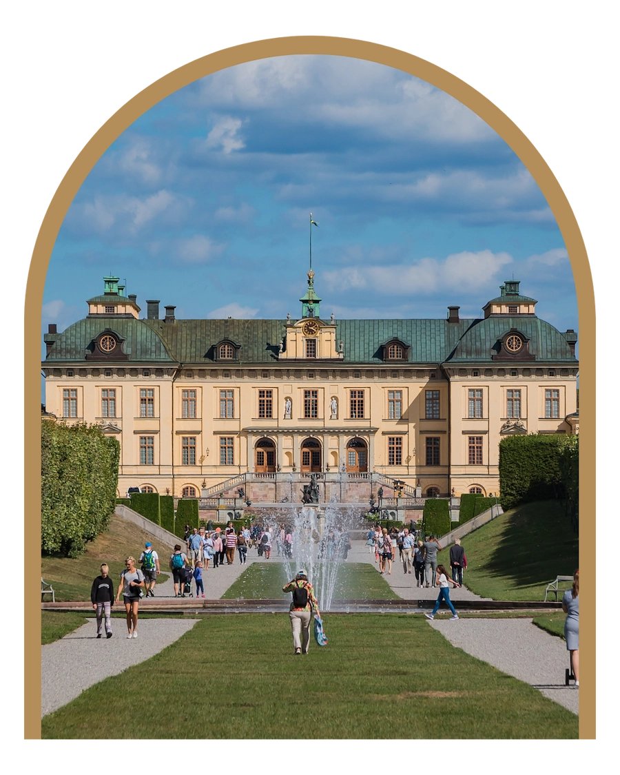 Drottningholms Slott en sommardag med en massa turister som strosar i slottsträdgården