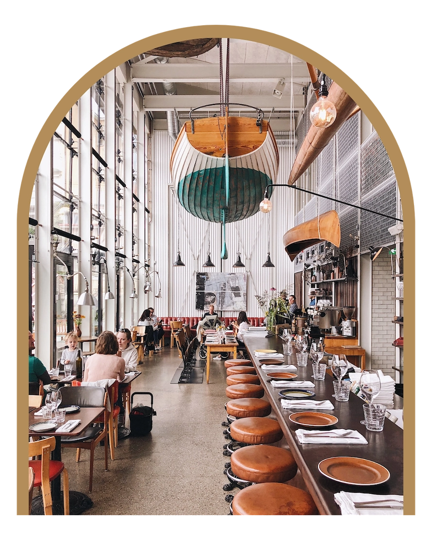 Bild på matsalen med stolar och bord på restaurang Oaxen Slip i Stockholm