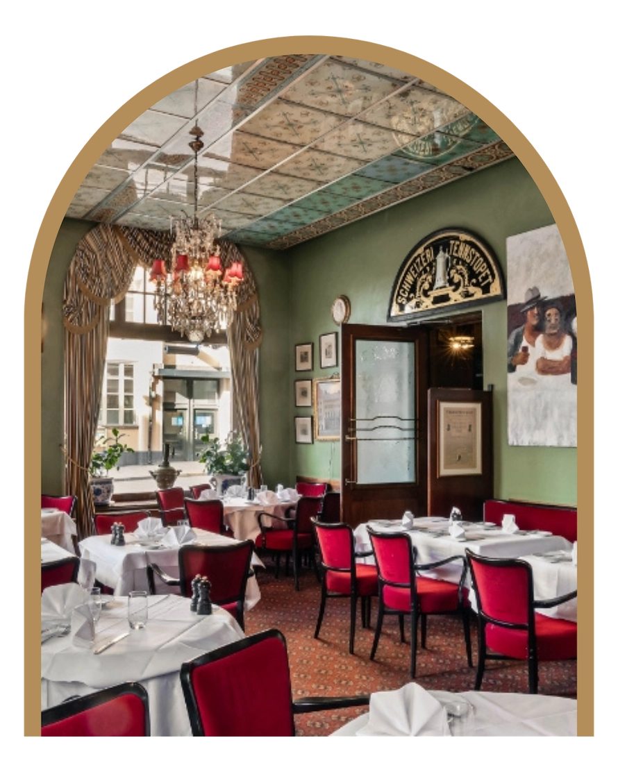 Bild av dukade bord i matsalen på restaurang Tennstopet i Stockholm